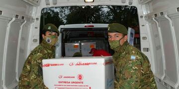 Salud recibió en el predio del Ejército Argentino una nueva partida de 33.600 vacunas Sinopharm.