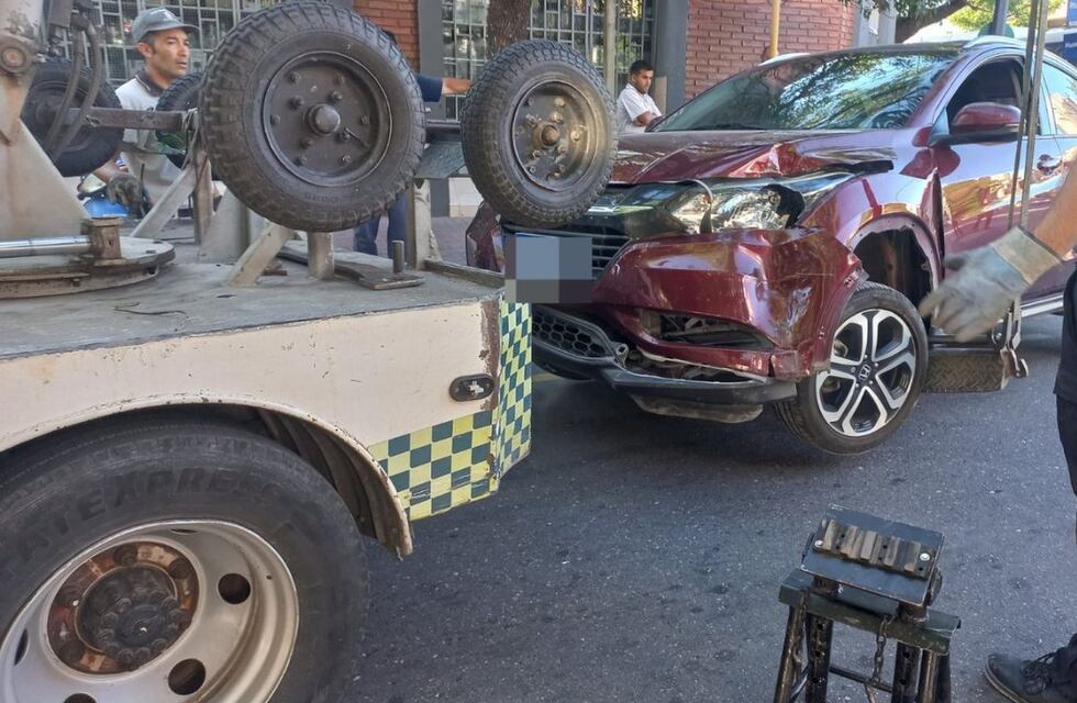 Video: lo chocaron, tumbó un semáforo y se incrustó en un comercio de Córdoba