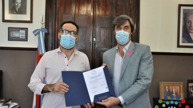 Angel Giano entregó a Germán Hirigoyen la declaración de interés de las IX Jornadas Científicas Interdisciplinarias del hospital materno infantil de Paraná