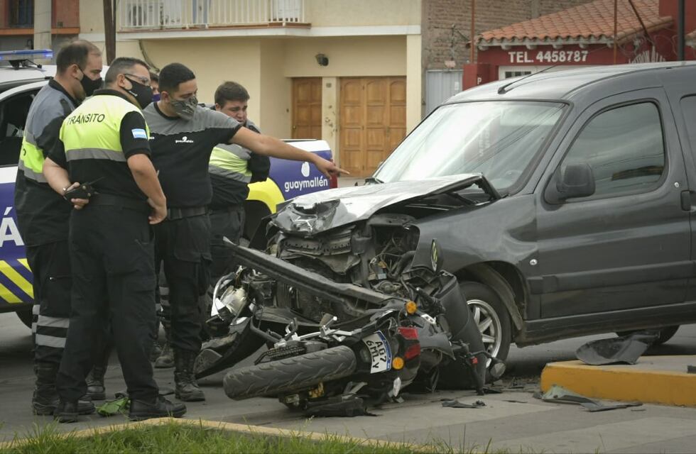 En grave estado: Un motociclista colisionó con un utilitario