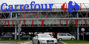 Un auto sale de un supermercado Carrefour. (Foto AP/Bob Edme, Archivo)