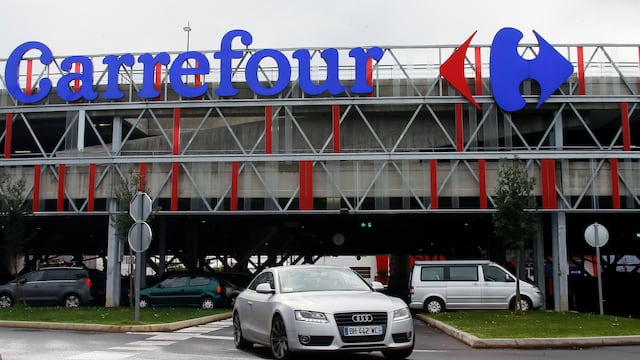 Un auto sale de un supermercado Carrefour. (Foto AP/Bob Edme, Archivo)