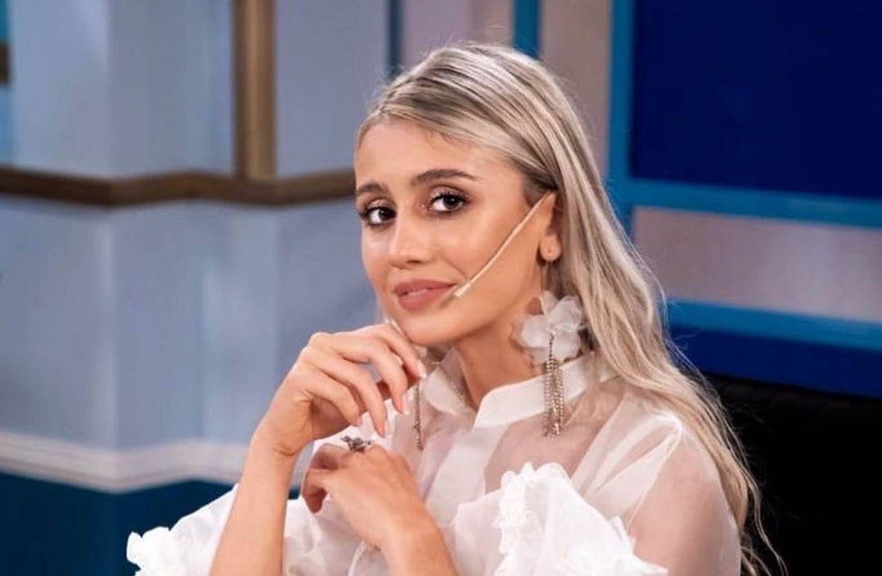 Morena Beltrán se mostró de espaldas con un vestido de transparencias