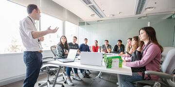 Fundación YPF ofrece las becas para promover igualdad de oportunidades entre realidad sociales y género. Sus beneficiarios podrán ser parte del Encuentro Anual, como los estudiantes de la foto. Gentileza Fundación YPF.