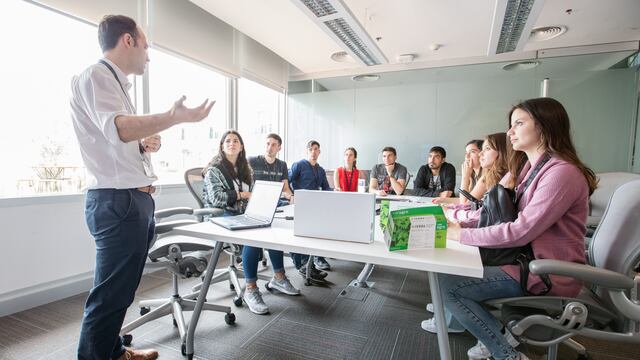 Fundación YPF ofrece las becas para promover igualdad de oportunidades entre realidad sociales y género. Sus beneficiarios podrán ser parte del Encuentro Anual, como los estudiantes de la foto. Gentileza Fundación YPF.