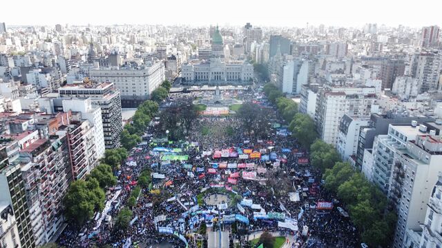 Con un acto multitudinaria en el Congreso, terminó la marcha universitaria nacional. (Clarín)