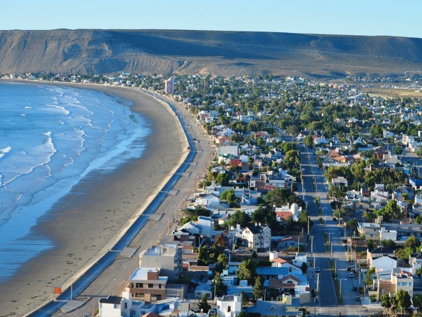 Las extensas playas y los circuitos de bicisenda de Rada Tilly permiten disfrutar del mar y la naturaleza en un entorno sin multitudes.