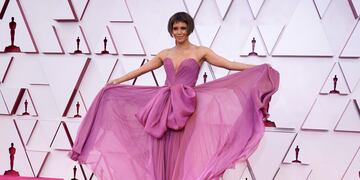 Halle Barry en la alfombra roja de los Premios Oscar 2021.