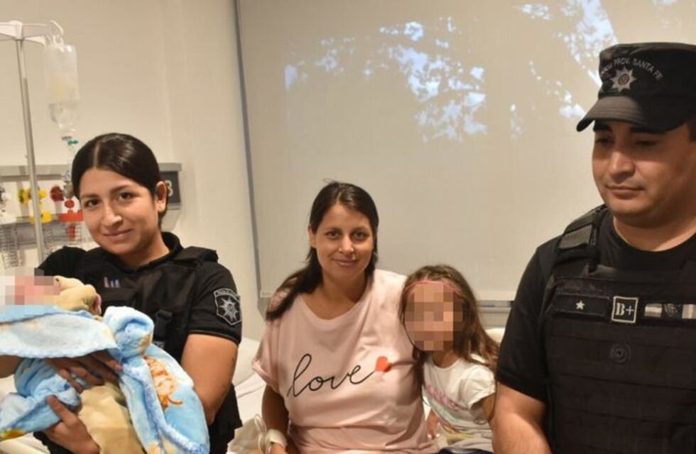 Héroes en la tormenta: policías rosarinos ayudaron a una mamá a dar a luz de camino al hospital