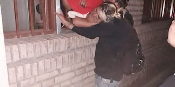 Una embarazada entró a robar en el ISEF y quedó atrapada entre rejas (Twitter: @Edu23_Cba).