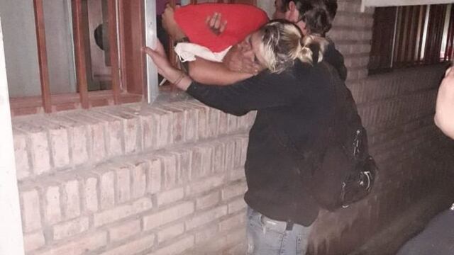 Una embarazada entró a robar en el ISEF y quedó atrapada entre rejas (Twitter: @Edu23_Cba).