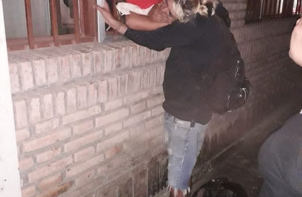 Embarazada entró a robar a un club y al intentar escapar, quedó atascada en la ventana