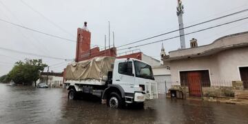 Los Bomberos Voluntarios de Punta Alta y la Armada Argentina, realizaron intensos trabajos de asistencia durante el temporal.