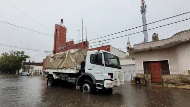 Los Bomberos Voluntarios de Punta Alta y la Armada Argentina, realizaron intensos trabajos de asistencia durante el temporal.