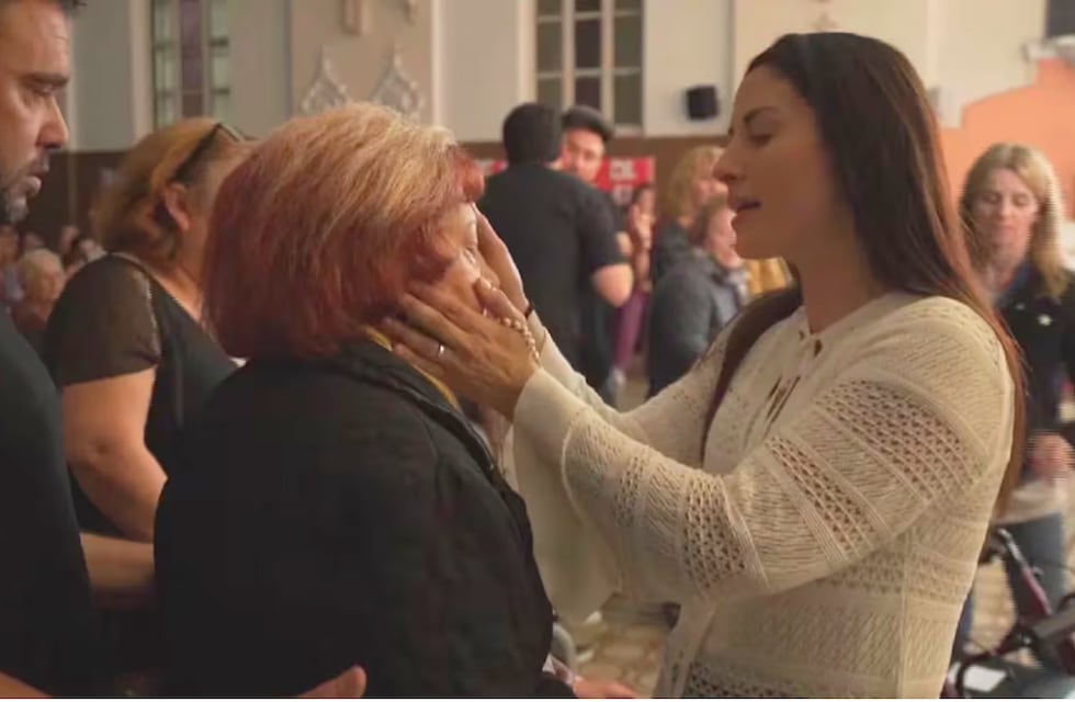 Córdoba recibe a Leda Bergonzi, la rosarina que asegura tener un “don de Dios” y reúne multitudes