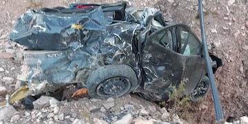 Totalmente destruido quedó el vehículo siniestrado este domingo en la Cuesta de Lipán, en Jujuy-
