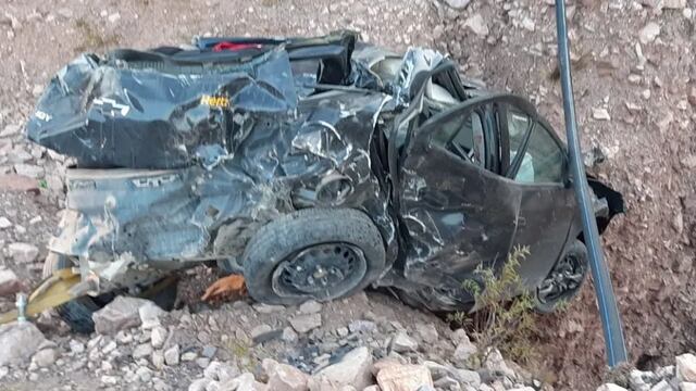 Totalmente destruido quedó el vehículo siniestrado este domingo en la Cuesta de Lipán, en Jujuy-