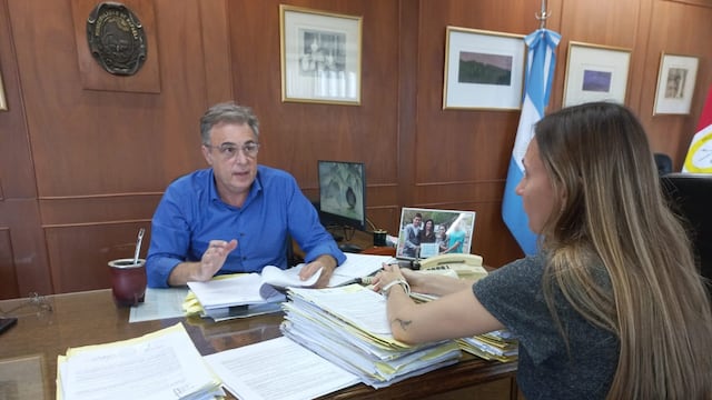 El intendente Luis Castellano con la secretaria de Obras y Servicio Públicos, Bárbara Chivallero