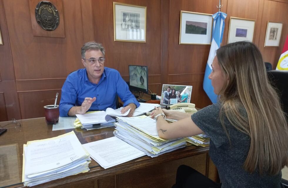 Luis Castellano firmó el llamado a licitación para cloacas en 4 barrios