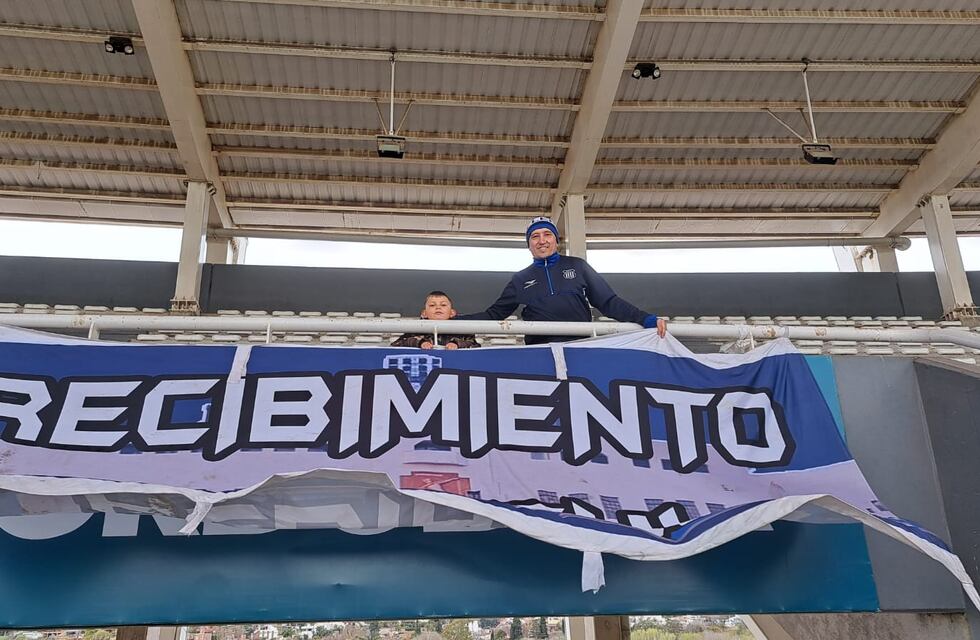 Fue a un partido de Talleres y se encontró al doble cordobés de un reconocido artista: “Y de la nada...”