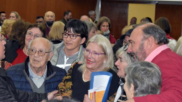 La creadora de la Coalición Cívica recorrió Santa Fe lanzó dardos contra el armado de una coalición opositora.