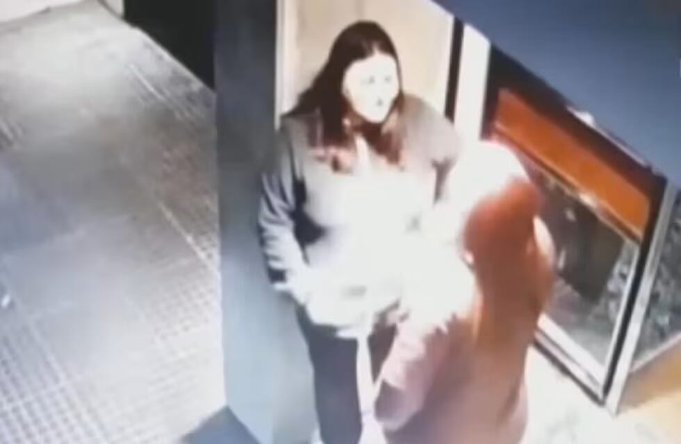 La cancillería de Panamá echó al diplomático cuya esposa agredió a la encargada de un edificio