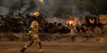 Efectivos de la Unidad Militar de Emergencias (UME) del Ejército español combaten incendios en la comuna de Cabrero, región del Bío Bío (Chile). Foto: EFE / Adriana Thomasa.