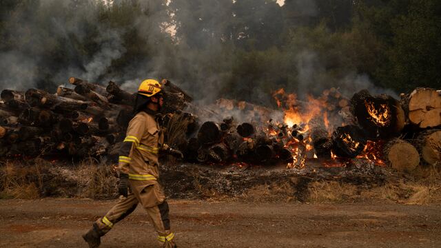 Efectivos de la Unidad Militar de Emergencias (UME) del Ejército español combaten incendios en la comuna de Cabrero, región del Bío Bío (Chile). Foto: EFE / Adriana Thomasa.