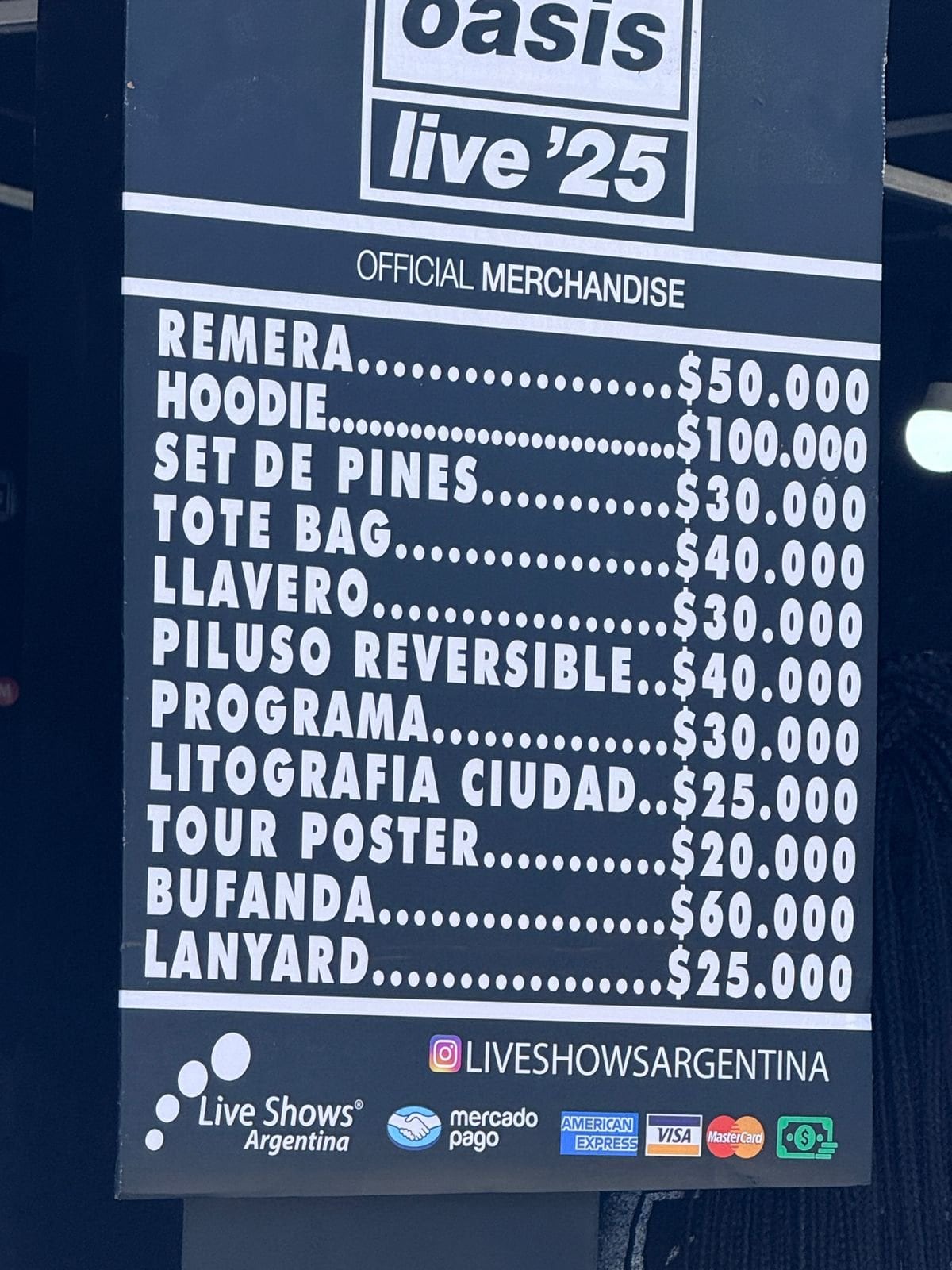 Los precios del merch oficial.