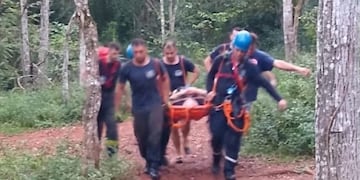 Puerto Iguazú: bomberos rescatan a turista que cayó en uno de los saltos del arroyo Mbocay.