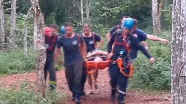 Puerto Iguazú: bomberos rescatan a turista que cayó en uno de los saltos del arroyo Mbocay.