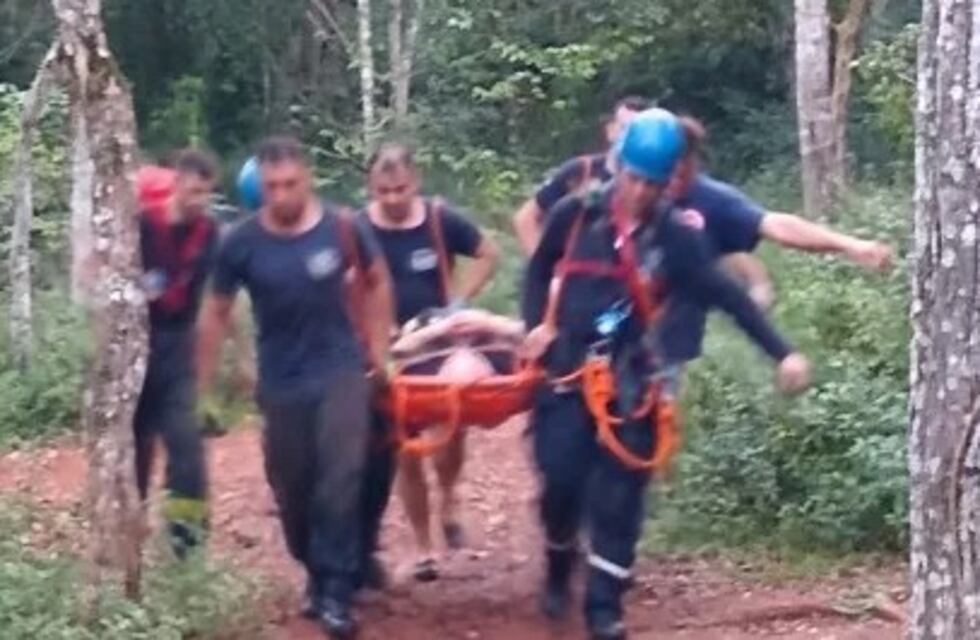 Puerto Iguazú: bomberos rescatan a turista que cayó en uno de los saltos del arroyo Mbocay