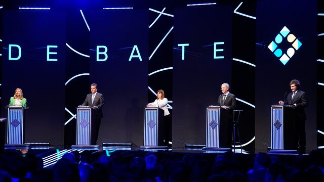 Los candidatos en el primer debate presidencial obligatorio, en Santiago del Estero. (Clarín)