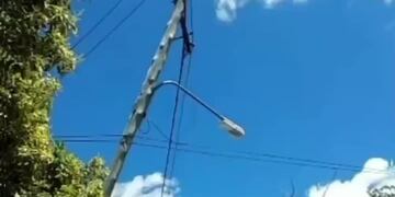 El video del poste "asegurado" se hizo viral en las redes sociales.