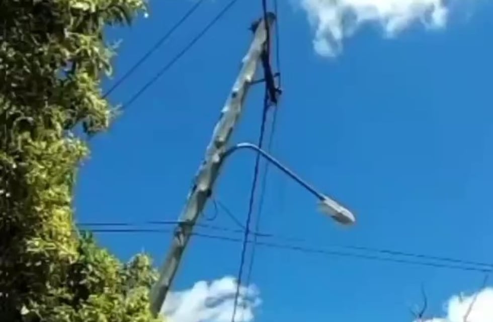 Un poste afectado por el viento en Córdoba y un “arreglo” viral: “Con esto aguanta otro tornado”