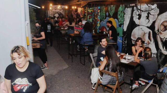 Los gastronómicos apuntan a que la gente salga antes a comer.