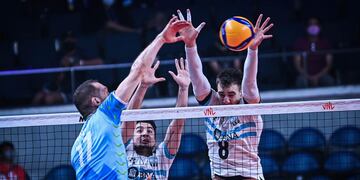 Loser intenta bloquear el ataque de Eslovenia, que derrotó al seleccionado argentino de vóley masculino 3-1 por la Liga de Naciones.