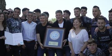 Luis Fabián Artime recibió la plaqueta de reconocimiento del Concejo, en manos del presidente Daniel Passerini.