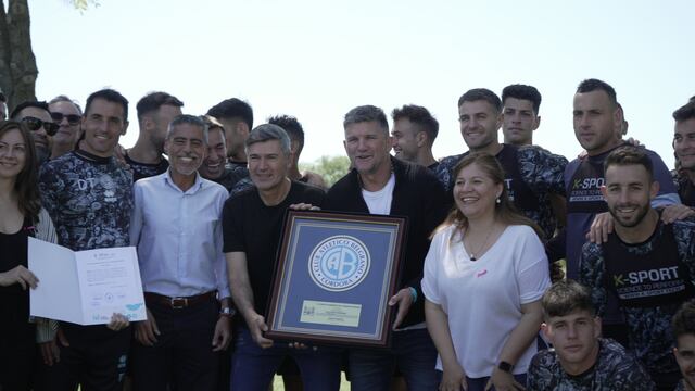 Luis Fabián Artime recibió la plaqueta de reconocimiento del Concejo, en manos del presidente Daniel Passerini.