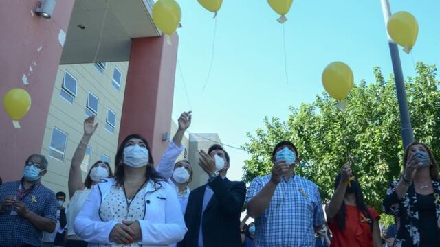 Por el día de la lucha contra el cáncer infantil, realizaron una suelta de globos en el hospital Rawson.