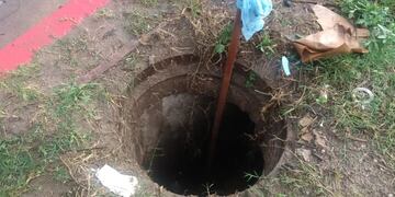 Pozo. La mujer y el niño se toparon con esta verdadera trampa urbana en plena Costanera de Córdoba. (Policía)