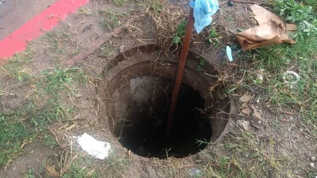 Pozo. La mujer y el niño se toparon con esta verdadera trampa urbana en plena Costanera de Córdoba. (Policía)