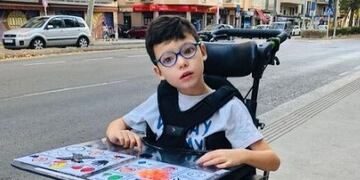 Ciro tiene 7 años y no puede caminar, su silla es todo para él.