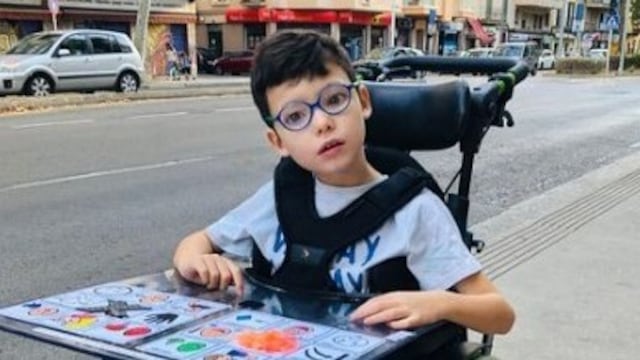 Ciro tiene 7 años y no puede caminar, su silla es todo para él.