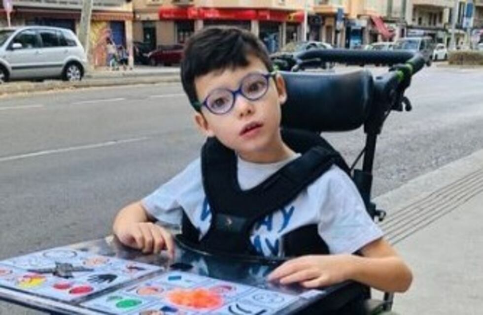 Un nene viajó en avión, despachó su silla de ruedas y se la rompieron: la empresa no se hace cargo del daño