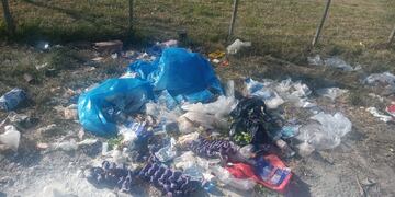 Pese a la colocación de cartelería arrojaron nuevamente residuos en Passo al 1400