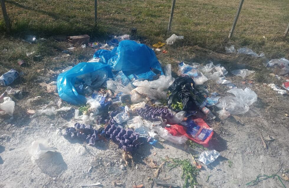 Pese a la colocación de cartelería arrojaron nuevamente residuos en Passo al 1400
