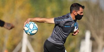 El entrenador Guillermo Farré sigue muy activo en sus primeras prácticas en el club de Alberdi. (@Belgrano)