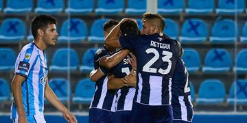 Todos los abrazos para Michael Santos, autor de los tres goles para poner a Talleres tercero (Twitter @CATalleresdecba).