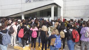 Miles de jóvenes se acercaron al Estadio Arenas